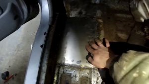 СВАРКА ДНИЩА СВОИМИ РУКАМИ НА МАЗДЕ ДЕМИО!Обработка днища.#маздадемио#иномарка