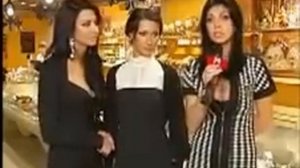 Три девушки говорят о подарках