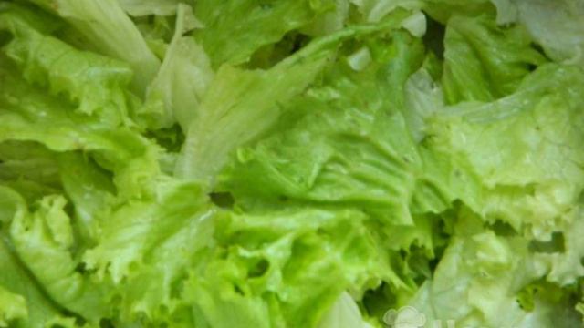Салат из листьев салата с яйцом и луком