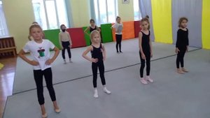 Исходное положение Стоя ноги на ширине таза, руки на поясе