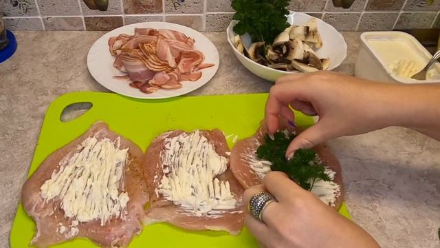 Фаршированные куриные рулеты в беконе с грибами и творожным сыром смотреть онлайн