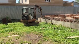 Мини-экскаватор с гидромолотом