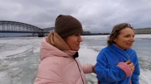 Она это сделала впервые.Крещение-ныряние в прорубь