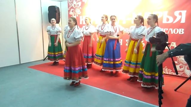 Шоу фолк группа Озорное Колесо - пошли девки в лес гулять жука черного искать смотреть онлайн