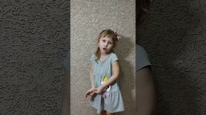 Талантливая девочка читает стихотворение. ходит наша бабушка, палочкой стуча.