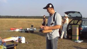 Полет модели радиоуправляемого самолёта