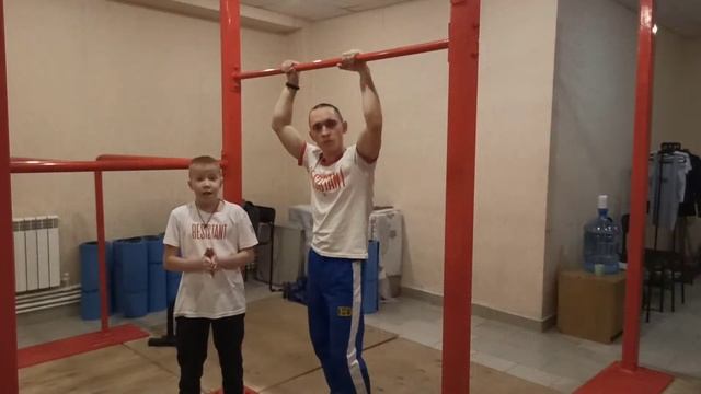 Горизонтальный уголок в висе на турнике. Обучающее видео по элементам статики #4 смотреть онлайн