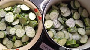 Салат Нежинский из огурцов, лука и укропа со стерилизацией на зиму