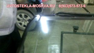 Наносим клей на лобовое стекло Пежо 308