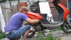 Заводим скутер с помощью веревки ...