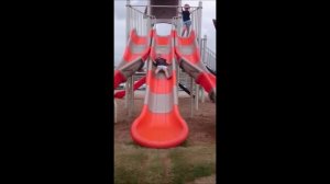 Малыш скатился с горки