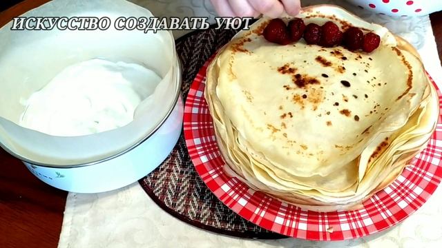 Блинный торт со сметанным кремом и ягодами.
