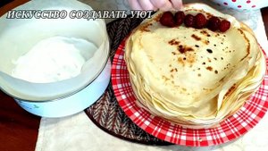 Блинный торт со сметанным кремом и ягодами.