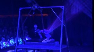 Фокус - распиливание девушки режущим ножом.