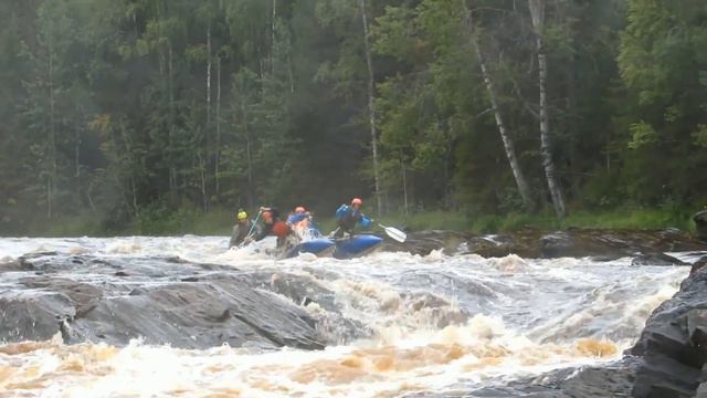 Река Кожа, порог Щурус проход на катамаране четверке 10.08.2015 смотреть онлайн