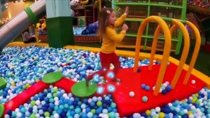 Риана играет в Teika Boom в Казани парк развлечений для детей