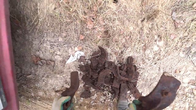 Коп металла у старого магазина! Нашел чей-то клад железяк! Поиск чермета на поле.