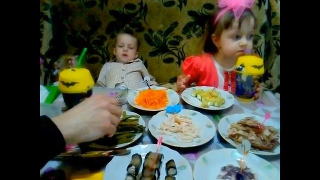 Детки кушают осьминога, кальмары и не только смотреть онлайн