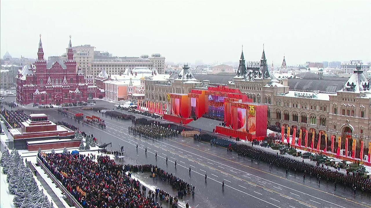 Торжественный марш прошел по Красной площади в чес...легендарного военного парада 7 ноября 1941 года