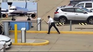 В США пилот разнес шлагбаум на парковке топором