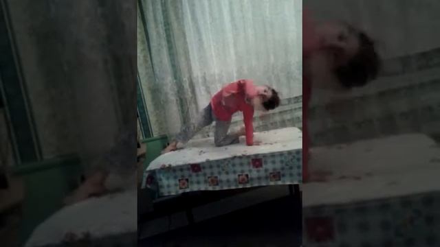 На полу место не было она решила на столе пламич смотреть онлайн