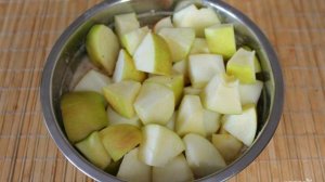 Шарлотка в силиконовой форме в духовке