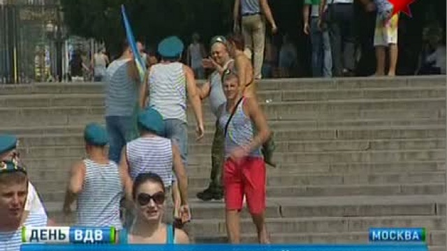 Показательные выступления десантников в центре Москвы 