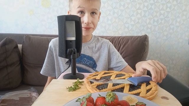 АСМР-ИТИНГ. ЕМ ЧЕРНИЧНЫЙ ПИРОГ С КЛУБНИКОЙ смотреть онлайн