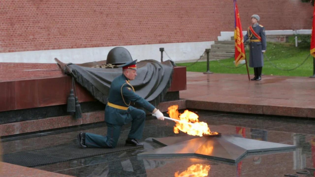 Горел вечный огонь. Вечный огонь Новосибирск монумент славы. Новосибирск монумент славы могила неизвестного солдата. Мемориал славы (вечный огонь) мугрут. Сквер славы вечный огонь Новосибирск.