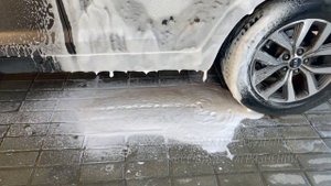 Как помыть машину бесконтактной мойкой с помощью садового распылителя