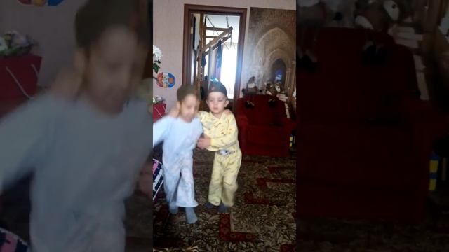 Братья близнецы танцуют танец "Яблочко" смотреть онлайн