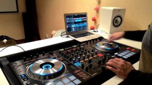 Стол для диджея. Играет Dj Мишаня.