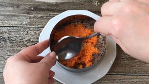 Салат «Северный» — видео рецепт. Праздничный слоеный салат из печени трески, яиц и сыра.