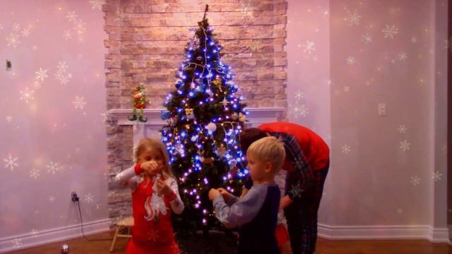 Decorating CHRISTMAS TREE | kids have fun | Скоро Рождество и Новый год! смотреть онлайн