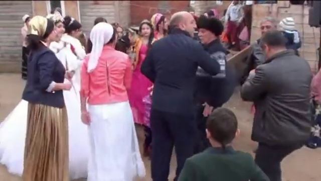 По цыганским законам жениху 11 лет, реальная свадьба.1-2 части. смотреть онлайн