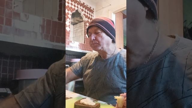 Ем сервелат варено-копченый со столовым хреном. смотреть онлайн