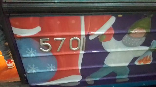Вагон#5701 Новогодний Электропоезд 81-710 Еж-3 на станции метро Рязанский проспект смотреть онлайн