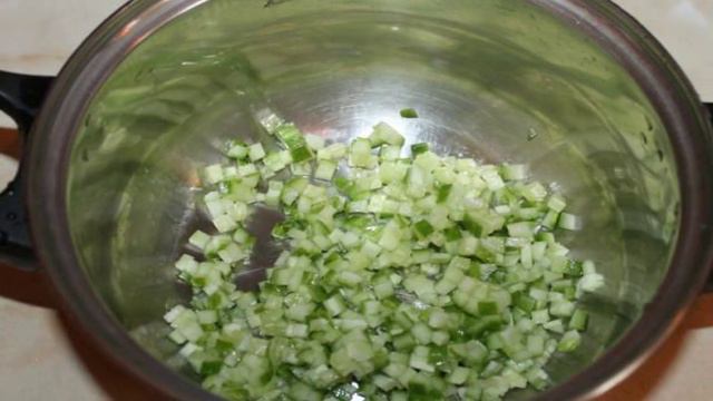 Окрошка на сметане с вареной и копченой колбасой