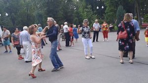 БЕЗ ШИПОВ НИГДЕ НЕ ВСТРЕТИТЬ РОЗ ТАНЦЬІ В ПАРКЕ ГОРЬКОГО ХАРЬКОВ 2023