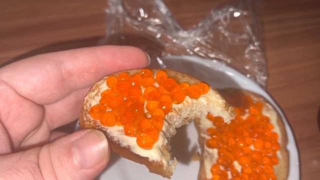 Бутерброды ? с красной икрой и сладким чаем в пакетике. смотреть онлайн