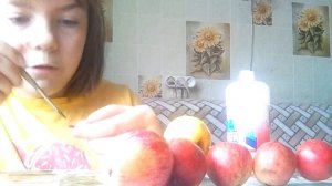 Делаем из яблок гусеницу