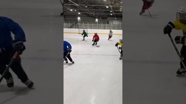 Когда говорят, как с шайбой работать плечами, мне смешно)). 95 процентов времени хоккеист без неё)) смотреть онлайн