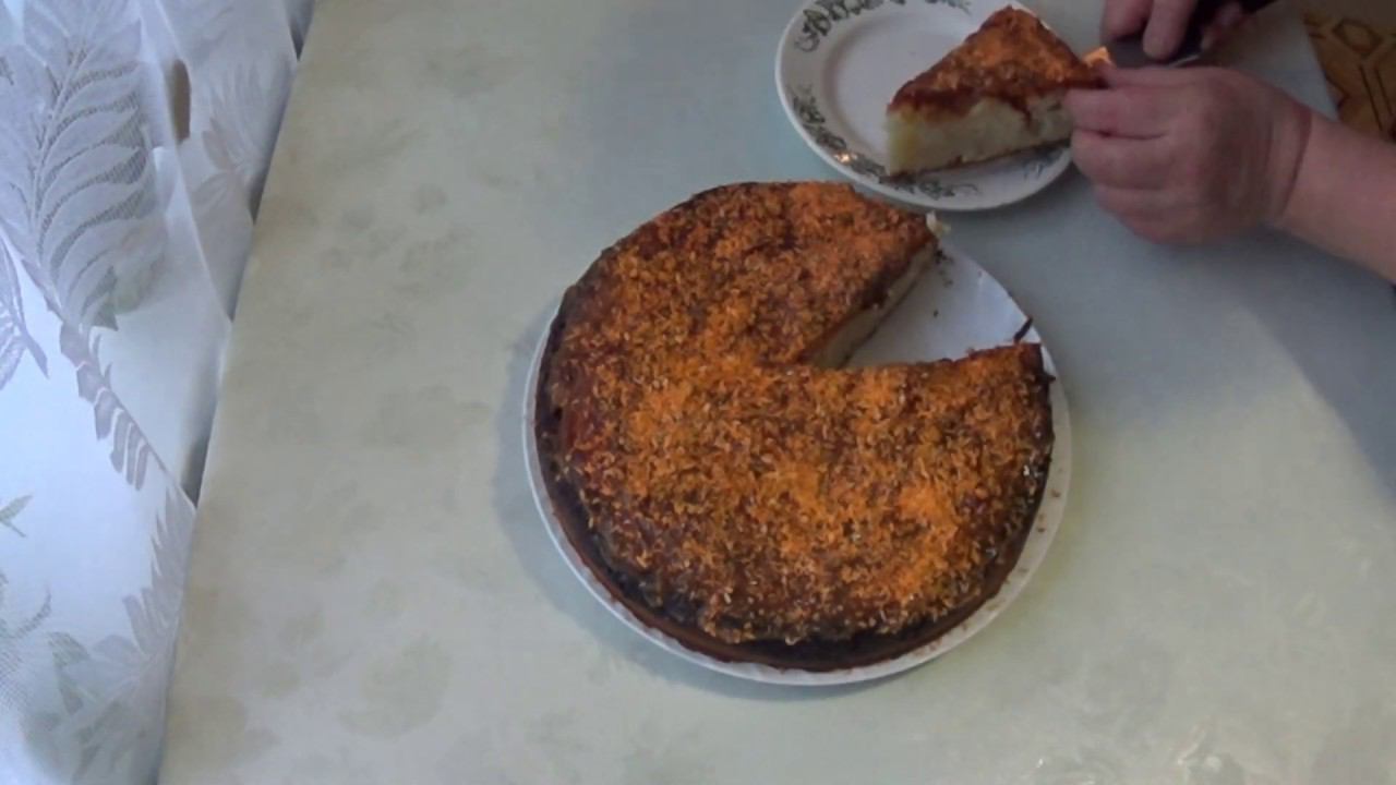 ПИРОГ НА КЕФИРЕ С КОКОСОВОЙ СТРУЖКОЙ И ВАРЕНОЙ СГУЩЕНКОЙ