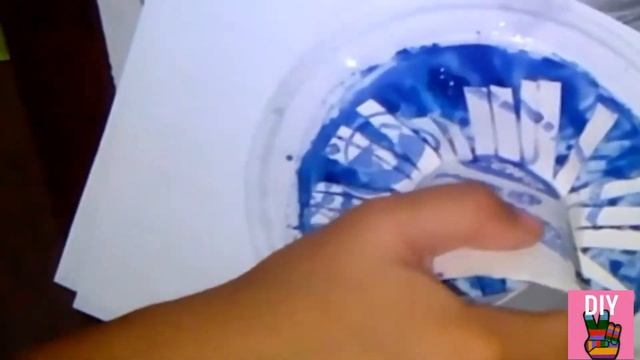 Дети рисуют необычным способом с помощью бумажной втулки смотреть онлайн