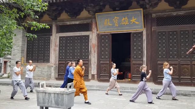 "Скручивание корней": спонтанная демонстрация комплекса группой 2018 года. Храм Хуэйшаньсы смотреть онлайн