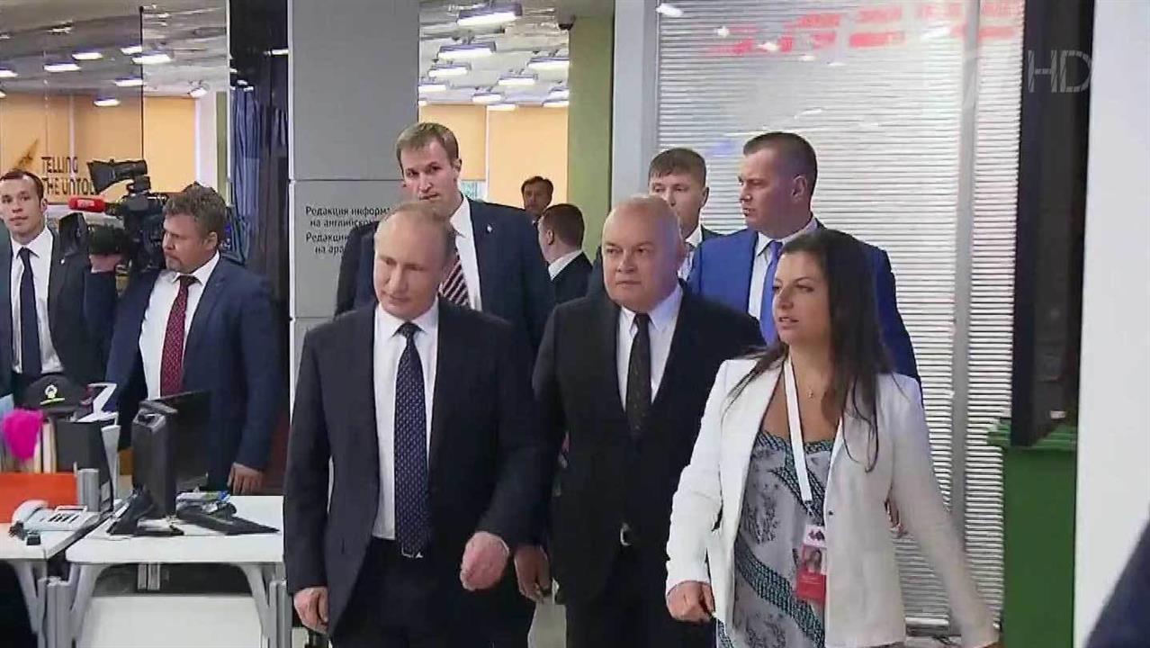 Владимир Путин посетил информационное агентство "Р...егодня" и выступил на международном медиафоруме