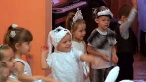 Песня про снег - снежок и танцы вокруг новогодней ёлки на утреннике в детском саду