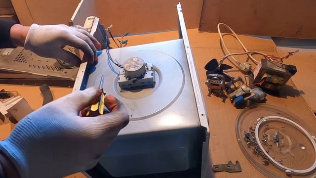 Медь из микроволновки || Разбор микроволновки в металлолом. смотреть онлайн