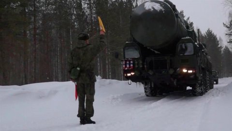Расчеты стратегических комплексов "Ярс" вышли на маршруты патрулирования в Новосибирской области.