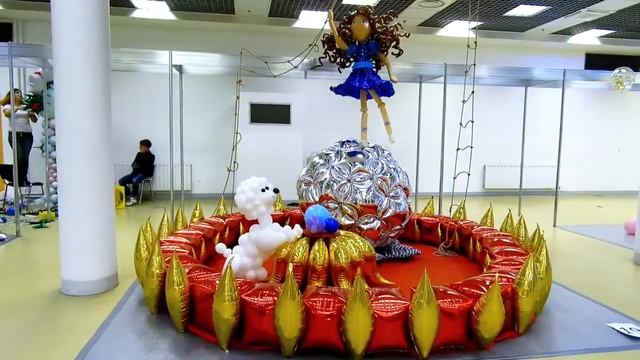 Большая скульптура из воздушных шаров: 18 Московский Фестиваль Воздушных Шаров смотреть онлайн